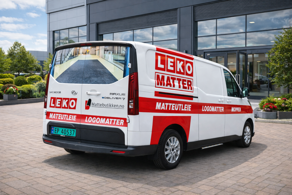 Maxus eDELIVER 7 ved moderne bygg