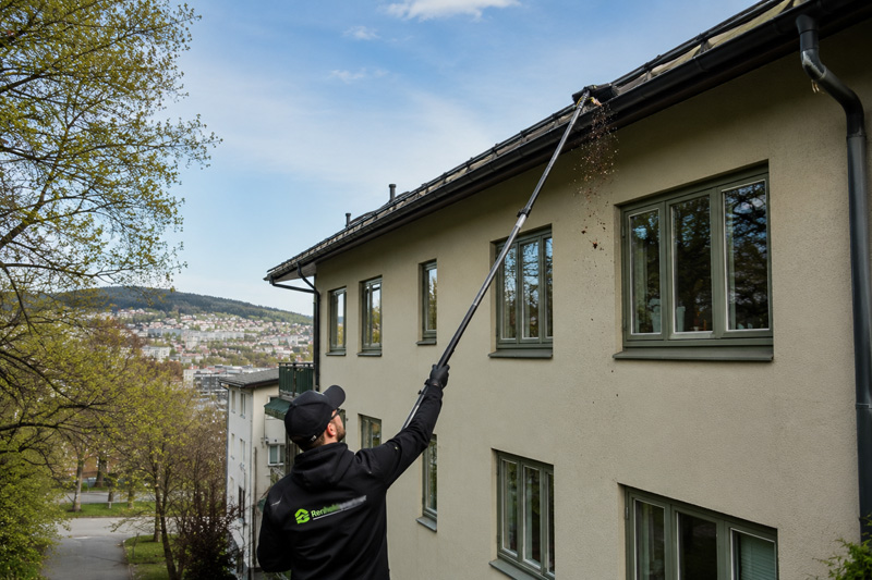 Rens av takrenner -foto