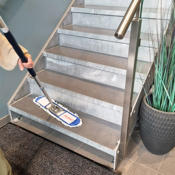 Trappevask med mopp - foto