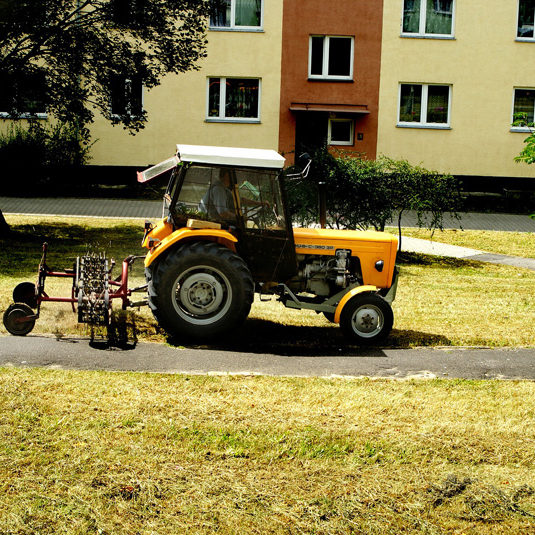 Vaktmestertjenester-sameie-brl Vaktmester traktorklipper-foto